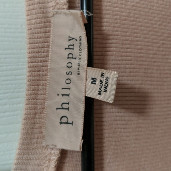 Philosophy Women's V-Neck Fitted Tee w/Subtle Pattern Size Medium Peach - Picture 2 of 6